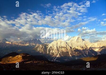 Vue en soirée du gruppo del Sorapis avec beau ciel nuageux, Tyrol du Sud, Alpes dolomites montagnes, Italie Banque D'Images