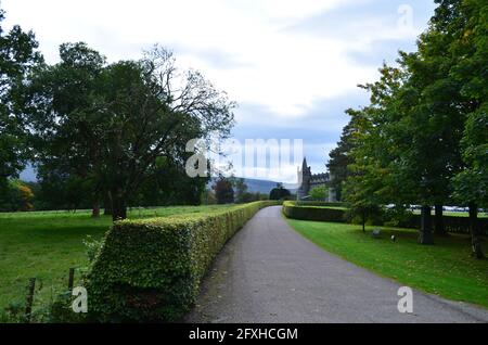 Superbe longue allée menant à un magnifique château écossais Banque D'Images