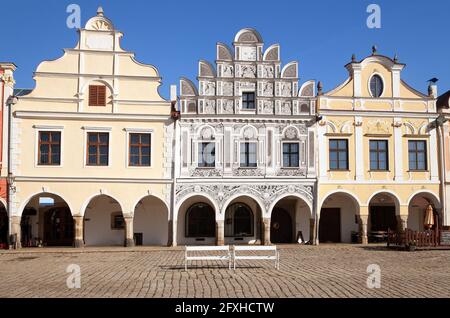 Vue depuis la place de la ville de Telc, avec ses maisons colorées Renaissance et baroques, la ville de l'UNESCO en République tchèque Banque D'Images