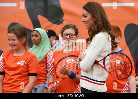 La duchesse de Cambridge rencontre des écoliers locaux pendant qu'ils attendent de jouer aux jeux de tennis lors d'une visite à une session de tennis de la Lawn tennis Association (LTA) jeunes aux côtés des ambassadeurs de la LTA Jeunesse à Édimbourg. Date de la photo: Jeudi 27 mai 2021. Banque D'Images