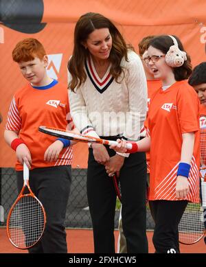 La duchesse de Cambridge rencontre des écoliers locaux pendant qu'ils attendent de jouer aux jeux de tennis lors d'une visite à une session de tennis de la Lawn tennis Association (LTA) jeunes aux côtés des ambassadeurs de la LTA Jeunesse à Édimbourg. Date de la photo: Jeudi 27 mai 2021. Banque D'Images