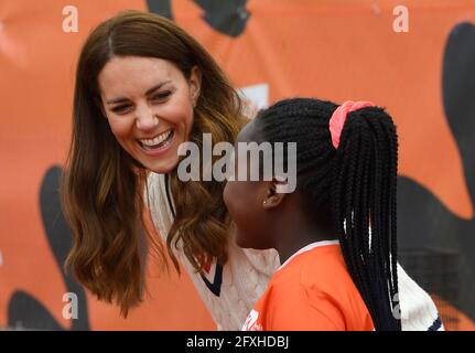 La duchesse de Cambridge s'entretient avec des écoliers locaux pendant qu'ils attendent pour jouer aux jeux de tennis lors d'une visite à une session de tennis de la Lawn tennis Association (LTA) jeunes aux côtés des ambassadeurs de la LTA Jeunesse à Édimbourg. Date de la photo: Jeudi 27 mai 2021. Banque D'Images