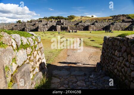 Vue sur Sacsayhuaman, ruines de l'Inca à Cusco ou Cuzco, Pérou Banque D'Images