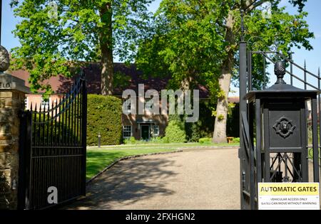 Un développement clôturé dans le sud de l'Angleterre. Portes électriques en fer forgé vers un quartier résidentiel exclusif. Banque D'Images