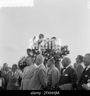 Championnats du monde de cyclisme amateur sur la route. Podium honoraire de gauche à droite : Arnaldo Pambianco (2e), Louis Proost (1er) champion du monde, Schalk Verhoef, 17 août 1957, honneurs, Cyclisme, pays-Bas, agence de presse du XXe siècle photo, news to remember, documentaire, photographie historique 1945-1990, histoires visuelles, L'histoire humaine du XXe siècle, immortaliser des moments dans le temps Banque D'Images