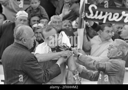 World Championships Cycling at Nurburgring 1966, Evert Dolman met sur le maillot arc-en-ciel, 27 août 1966, WIELRENNEN, maillots arc-en-ciel, Championnats du monde, pays-Bas, photo de l'agence de presse du XXe siècle, nouvelles à retenir, documentaire, photographie historique 1945-1990, histoires visuelles, L'histoire humaine du XXe siècle, immortaliser des moments dans le temps Banque D'Images