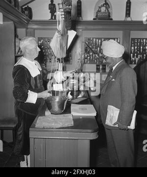 Congrès mondial du tabac. Un Indien regarde dans un bol qui lui est offert par un homme en costume du XVIIe siècle, 17 septembre 1951, conférences, industrie du tabac, Pays-Bas, Agence de presse du XXe siècle photo, nouvelles à retenir, documentaire, photographie historique 1945-1990, histoires visuelles, L'histoire humaine du XXe siècle, immortaliser des moments dans le temps Banque D'Images