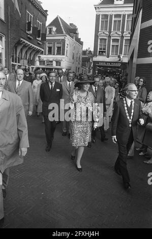 Visite de travail Beatrix et Claus dans la province d'Utrecht, Beatrix et Claus marchant dans Amersfoort, 22 août 1972, promenades, visites de travail, Pays-Bas, Agence de presse du XXe siècle photo, nouvelles à retenir, documentaire, photographie historique 1945-1990, histoires visuelles, L'histoire humaine du XXe siècle, immortaliser des moments dans le temps Banque D'Images