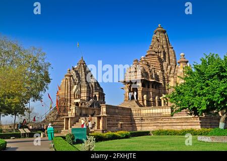 Khajuraho, Madhya Pradesh , Inde - Mars 2011 : visiteurs étrangers au temple de Matangeshvara et Lakshmana, temples occidentaux de Khajuraho le 21 mars, Banque D'Images