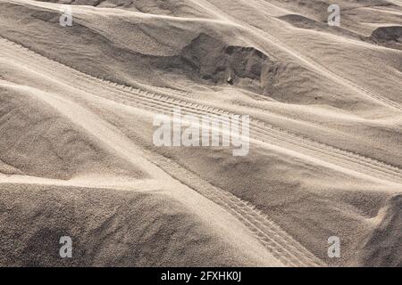 Des traces de pneus sur la dune de sable de Taklamakan en Chine Banque D'Images