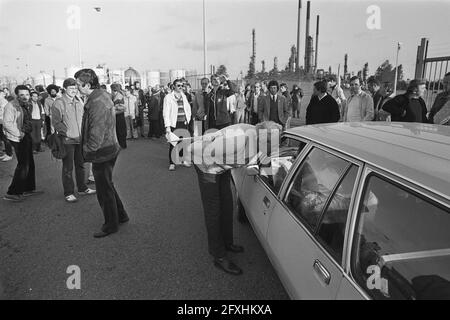 Les travailleurs à la porte de Gulf, 29 septembre 1981, les actions de relations publiques, les manifestations, Travailleurs, pays-Bas, Agence de presse du XXe siècle photo, nouvelles à retenir, documentaire, photographie historique 1945-1990, histoires visuelles, L'histoire humaine du XXe siècle, immortaliser des moments dans le temps Banque D'Images