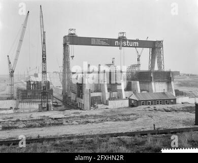 Travaux à Haringvlietdam, 13 mars 1961, activités de construction, puits de construction, slues, Génie hydraulique, pays-Bas, Agence de presse du XXe siècle photo, nouvelles à retenir, documentaire, photographie historique 1945-1990, histoires visuelles, L'histoire humaine du XXe siècle, immortaliser des moments dans le temps Banque D'Images