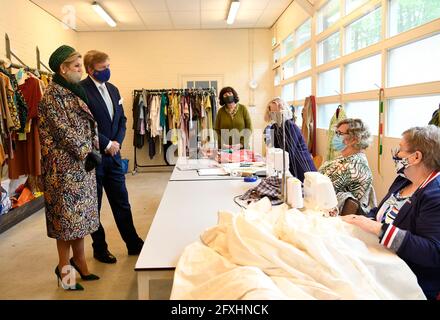 Tegelen, pays-Bas. 27 mai 2021. Le roi Willem-Alexander et la reine Maxima des pays-Bas à l'openluchttheater de Doolhof à Tegelen, le 27 mai 2021, pour visiter les pièces de la passion, assister à la répétition avec le directeur, les acteurs et l'équipe artistique, lors de la visite régionale à North Limburg, crédit: Albert Nieboer/pays-Bas OUT/point de vue OUT/dpa/Alay Live News Banque D'Images