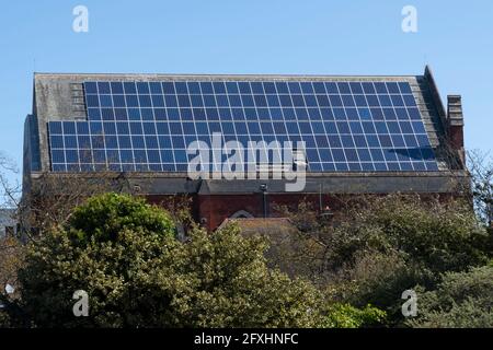 Grand ensemble de panneaux solaires sur le toit de l'église Banque D'Images