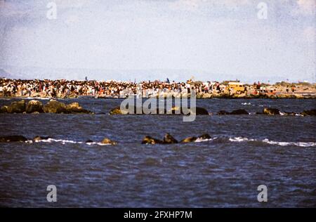 Les gardians sur leurs chevaux forment un demi-cercle dans la mer dans lequel les personnages saints sont portés à l'eau. Saintes-Maries-de-la-Mer, France Banque D'Images