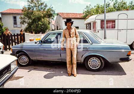 Le musicien de flamenco français Manolo Bissiere devant sa Mercedes privée lors du pèlerinage aux Saintes Maries de la Mer, France 1978 Banque D'Images