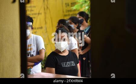 Guwahati, Guwahati, Inde. 27 mai 2021. Les Indiens font la queue pour avoir reçu la première dose de COVID-19 dans un centre de vaccination de Guwahati Assam India le jeudi 27 mai 2021. Le département de la Santé de l'Etat a rendu obligatoire le test de COVID-19 avant de prendre COVID-19 injection crédit: Dasarath Deka/ZUMA Wire/Alay Live News Banque D'Images