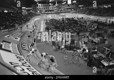 Cyclisme six jours à Ahoyhal, Rotterdam; aperçu six jours, 23 janvier 1975, WIELERZESDAAGSE, pays-Bas, Agence de presse du XXe siècle photo, news to Remember, documentaire, photographie historique 1945-1990, histoires visuelles, L'histoire humaine du XXe siècle, immortaliser des moments dans le temps Banque D'Images