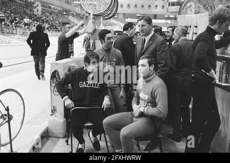 Cyclisme six jours, Ahoyhal, Rotterdam; nos 12, 13, 15 : montant (gauche), (droit) Sercu sur établi, n° 14: Sercu sur banc, 16 janvier 1971, bancs, cyclisme, Pays-Bas, Agence de presse du XXe siècle photo, nouvelles à retenir, documentaire, photographie historique 1945-1990, histoires visuelles, L'histoire humaine du XXe siècle, immortaliser des moments dans le temps Banque D'Images