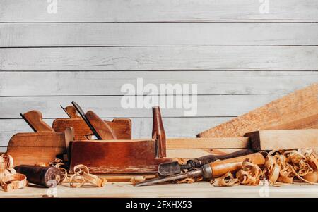 Photo d'avions en bois à l'ancienne avec des burins à découper sur une table d'établi. Banque D'Images