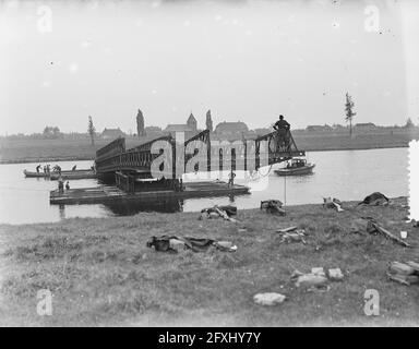 Construction par Wijchen de ponts militaires au-dessus du bras de la Meuse River, 14 octobre 1953, BRUGGGING, pays-Bas, agence de presse du xxe siècle photo, nouvelles à retenir, documentaire, photographie historique 1945-1990, histoires visuelles, L'histoire humaine du XXe siècle, immortaliser des moments dans le temps Banque D'Images