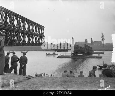 Wijchen. Construction de ponts militaires au-dessus du bras du Maas, 14 octobre 1953, industrie de la construction, ponts, pays-Bas, agence de presse du xxe siècle photo, nouvelles à retenir, documentaire, photographie historique 1945-1990, histoires visuelles, L'histoire humaine du XXe siècle, immortaliser des moments dans le temps Banque D'Images