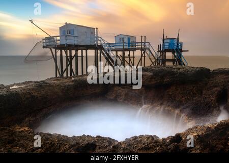 FRANCE, CHARENTE-MARITIME (17) ST-PALAIS-SUR-MER. LE PUITS DE L'AUTURE. LES CHALETS DE PÊCHEURS ONT ÉGALEMENT APPELÉ DES PLACES AVEC EN PREMIER PLAN UN PUITS DE WATE Banque D'Images