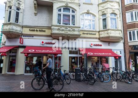 Brême, Allemagne - 19 août 2019: Vodafone shop avec des gens autour de Brême, Allemagne. Banque D'Images