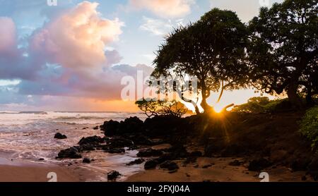 Lever du soleil à Koki Beach avec l'île d'Alau au loin, Koki Beach Park, Hana, Maui, Hawaii, ÉTATS-UNIS Banque D'Images