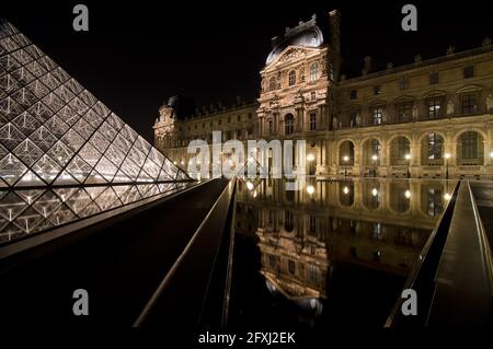 FRANCE, PARIS (75) 1ER ARR, PYRAMIDE DU LOUVRE AVEC SA RÉFLEXION DANS LA SOIRÉE (ARCHITECTE IEOH MING PEI) Banque D'Images