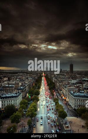 FRANCE, PARIS (75) 8TH ARR, VUE SUR LE QUARTIER DE LA DÉFENSE SOUS UN CIEL ORAGEUX DEPUIS L'ARC DE TRIOMPHE Banque D'Images