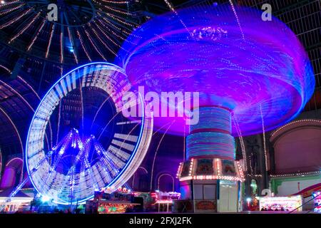 FRANCE, PARIS (75) 8TH ARR, FOIRE D'AMUSEMENT AU GRAND PALAIS AVEC ROUES EN MOUVEMENT Banque D'Images