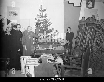 Winterlaer du mouvement des jeunes catholiques du diocèse de Haarlem au RAI d'Amsterdam. Évêque de Haarlem Msgr. J.P. Huibers et M. G.P. v. d. Burg, doyen d'Amsterdam, 4 janvier 1948, organisations de jeunesse, Catholicisme, scoutisme, religions, fêtes religieuses, pays-Bas, agence de presse du xxe siècle photo, nouvelles à retenir, documentaire, photographie historique 1945-1990, histoires visuelles, L'histoire humaine du XXe siècle, immortaliser des moments dans le temps Banque D'Images