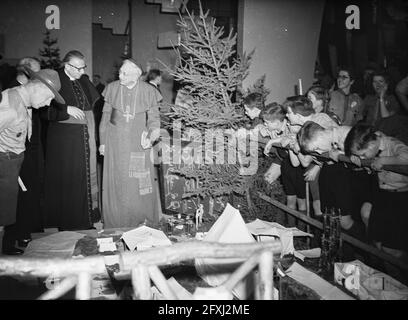 Winterlaer du mouvement des jeunes catholiques du diocèse de Haarlem au RAI d'Amsterdam. Évêque de Haarlem Msgr. J.P. Huibers et M. G.P. v. d. Burg, doyen d'Amsterdam, 4 janvier 1948, organisations de jeunesse, Catholicisme, scoutisme, religions, fêtes religieuses, pays-Bas, agence de presse du xxe siècle photo, nouvelles à retenir, documentaire, photographie historique 1945-1990, histoires visuelles, L'histoire humaine du XXe siècle, immortaliser des moments dans le temps Banque D'Images