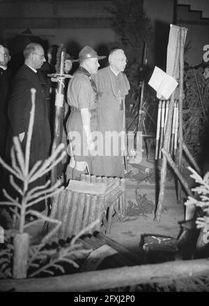 Winterlaer du mouvement des jeunes catholiques du diocèse de Haarlem au RAI d'Amsterdam. Évêque de Haarlem Msgr. J.P. Huibers regarde les pièces de travail, 4 janvier 1948, les organisations de jeunesse, le catholicisme, scoutisme, religions, fêtes religieuses, pays-Bas, Agence de presse du XXe siècle photo, nouvelles à retenir, documentaire, photographie historique 1945-1990, histoires visuelles, L'histoire humaine du XXe siècle, immortaliser des moments dans le temps Banque D'Images