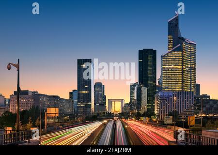 FRANCE, HAUTS DE SEINE (92) NEUILLY SUR SEINE. QUARTIER DE LA DÉFENSE. LA DÉFENSE SE DRESSE AU COUCHER DU SOLEIL DEPUIS LE PONT DE NEUILLY Banque D'Images