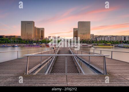 FRANCE, PARIS (75) 12ÈME ARR, VUE GÉNÉRALE DE LA BIBLIOTHÈQUE NATIONALE DE FRANCE ((ARCHITECTE DOMINIQUE PERRAULT) AU COUCHER DU SOLEIL DEPUIS LE PIED SIMONE DE BEAUVOIR Banque D'Images