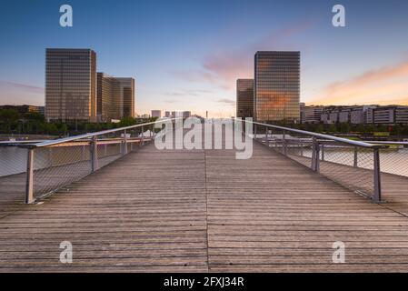 FRANCE, PARIS (75), 12ÈME ARR, VUE DE LA BIBLIOTHÈQUE NATIONALE DE FRANCE DEPUIS LA PORTE SIMONE DE BEAUCOIR AU COUCHER DU SOLEIL Banque D'Images