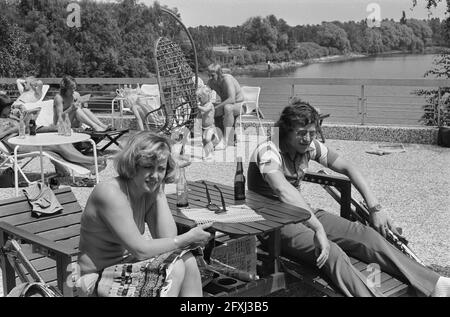 Coupe du monde 74, équipe hollandaise à Hiltrup avec des femmes; Israël et femme, 24 juin 1974, équipes, Sports, football, femmes, pays-Bas, agence de presse du XXe siècle photo, news to remember, documentaire, photographie historique 1945-1990, histoires visuelles, L'histoire humaine du XXe siècle, immortaliser des moments dans le temps Banque D'Images