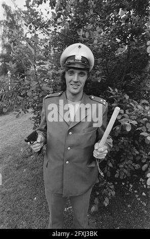 Coupe du monde 74, équipe nationale néerlandaise à Hiltrup; Ruud Krol en équipement de police, 2 juillet 1974, sports, football, Championnats du monde, pays-Bas, photo de l'agence de presse du XXe siècle, nouvelles à retenir, documentaire, photographie historique 1945-1990, histoires visuelles, L'histoire humaine du XXe siècle, immortaliser des moments dans le temps Banque D'Images