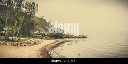 Panorama de la plage de mer le long de la côte, baie de pêche de la Baltique, paysage, photo de moody prise en journée de brouillard Banque D'Images