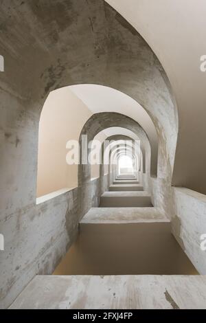 FRANCE, GIRONDE (33), BORDEAUX, VUE À ANGLE BAS SUR UN ESCALIER EXTÉRIEUR EN BÉTON Banque D'Images