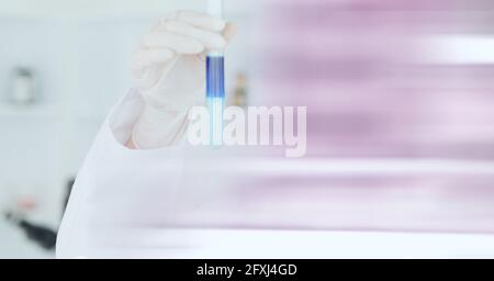 Composition du scientifique tenant le tube à essai avec le liquide bleu de travail en laboratoire et dans l'espace de copie Banque D'Images