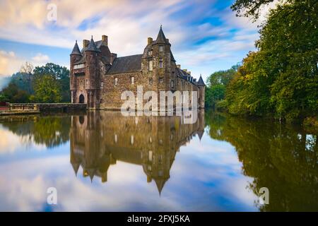 FRANCE, BRETAGNE, MORBIHAN (56) CAMPENEAC, CHÂTEAU DE TRECESSON AVEC SON REFLET DANS L'ÉTANG Banque D'Images