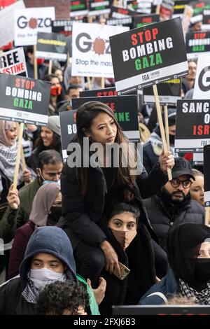 Portrait d'un manifestant asiatique assis sur les épaules d'un autre et portant un écriteau, Free Palestine Protest, Londres, 22 mai 2021 Banque D'Images