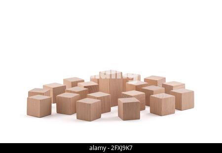 Un bloc de cube supérieur différent parmi les blocs en bois isolés sur blanc avec un chemin de coupure. Concept de leadership Banque D'Images