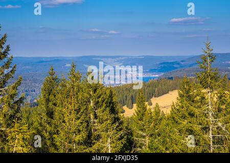 Allemagne, Schwarzwald panorama vue dreiseenblick du sommet de la montagne près de feldberg à titisee neustadt lac en bas dans la vallée sous le ciel bleu Banque D'Images