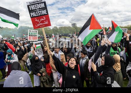 Une manifestante féminine tenant un écriteau et criant parmi la foule, Free Palestine Protest, Hyde Park, Londres, 22 mai 2021 Banque D'Images