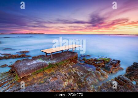 FRANCE, VAR (83) CARQUEIRANNE. PLONGEOIR SUR LA PLAGE DU PRADON AU COUCHER DU SOLEIL Banque D'Images