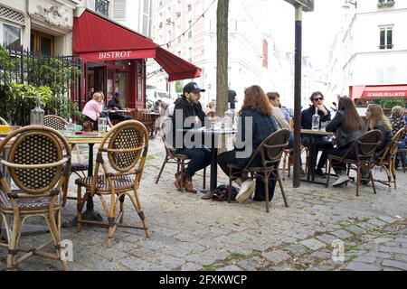 Les Parisiens prennent un verre sur la terrasse du Bistrot, une des nombreuses terrasses maintenant ouvertes au public après que les restrictions de confinement de Covid-19 ont été assouplies - place Paul Albert, 75018, Paris, France. Mai 2021. Banque D'Images